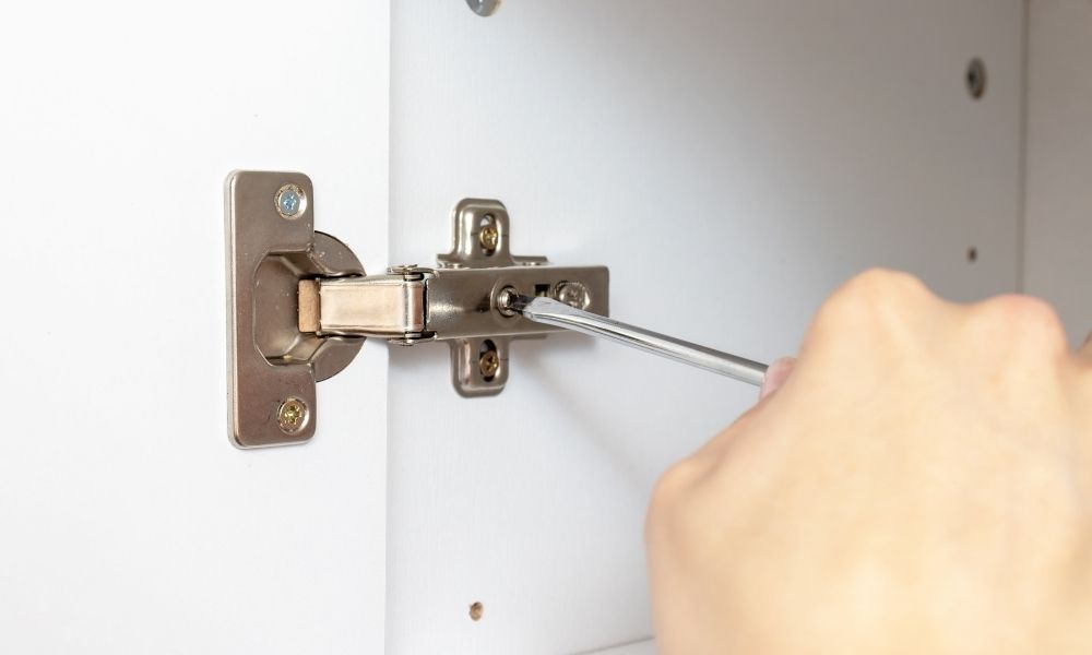 Determining What Kind of Cabinet Hinge You Need
