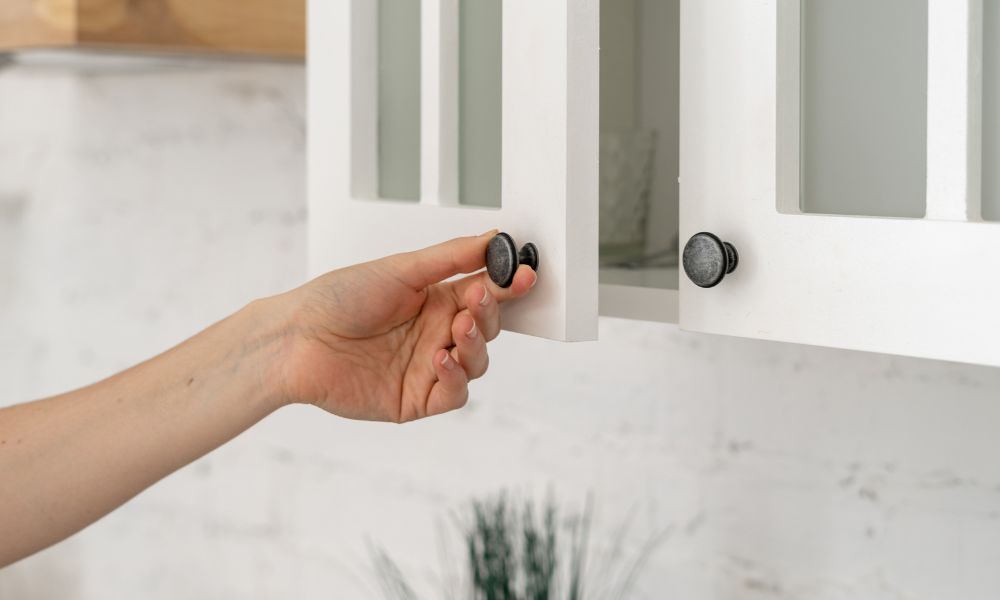What’s the Difference Between Cabinet Knobs and Pulls?